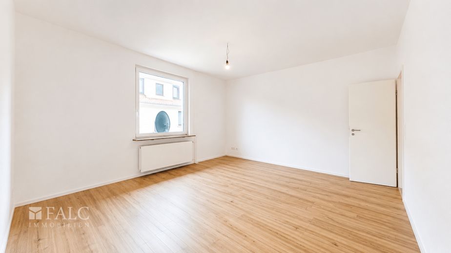 Frisch renoviert, zentrumsnah, großzügig - 3-Zimmer-Wohnung mit EBK – Wohnzimmer