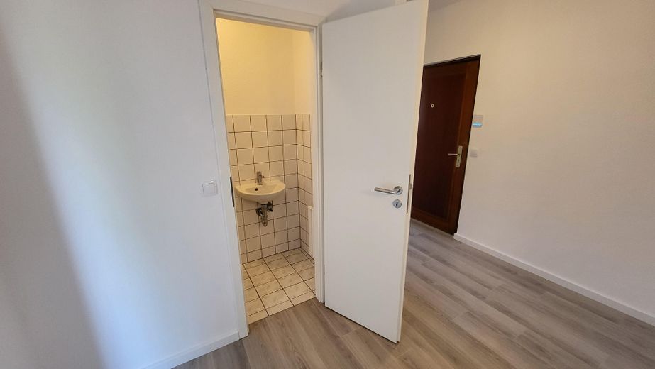 Zemin kat-yeni yenilenmiş-ayrı giriş-balkon-kapalı otopark-özel şahıstan – Flur 1 - Haustür- Gäste WC