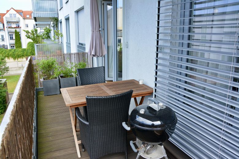 Urbanes Wohnglück in der KTV – Stilvolle 4 Zimmer mit Premium-Ausstattung, mit eigener Wallbox – Balkon_01