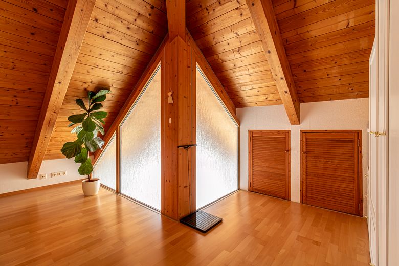 Provisievrij: 4-kam.-galerij-maisonnette, bovenste verdieping, balkon & ondergrondse garage-Geretsried-Stein – Schlafzimmer mit Stauraum (DG)