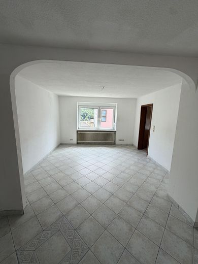 Per direct beschikbaar: ca. 184 m² verdeeld over 3 verdiepingen – als eengezinswoning of 2 appartementen – Wohn- /Esszimmer EG