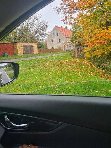 Investmentchance auf Rügen: Mehrfamilienhaus + ca. 3.087 m² Grundstück, Wasser-/Ostseenähe – Zufahrt