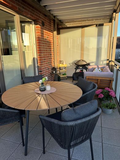 Traumwohnung mit exklusiver Einbauküche und großzügigem Balkon. – Balkon 