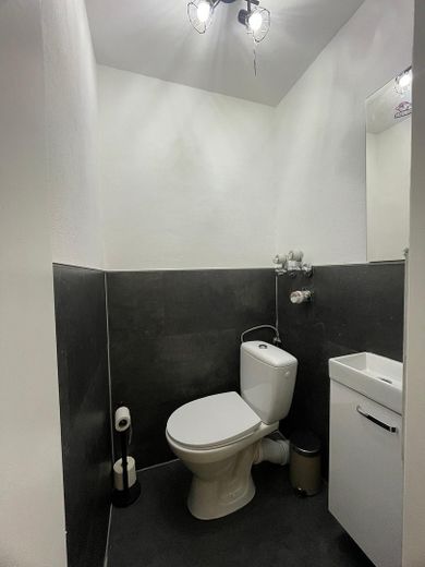 Helle renovierte 3-Zimmer Eigentumswohnung – Gäste WC