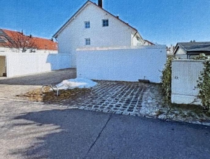 Well-maintained 2.5-room top-floor apartment with south-facing balcony, two parking spaces and fitted kitchen – Foto 2