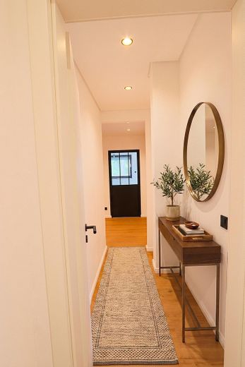 Erstbezug nach Sanierung: Barrierearme 2-Zimmer-Wohnung, Balkon & Tiefgarage in Bestlage Iserlohns – Flur möbliert