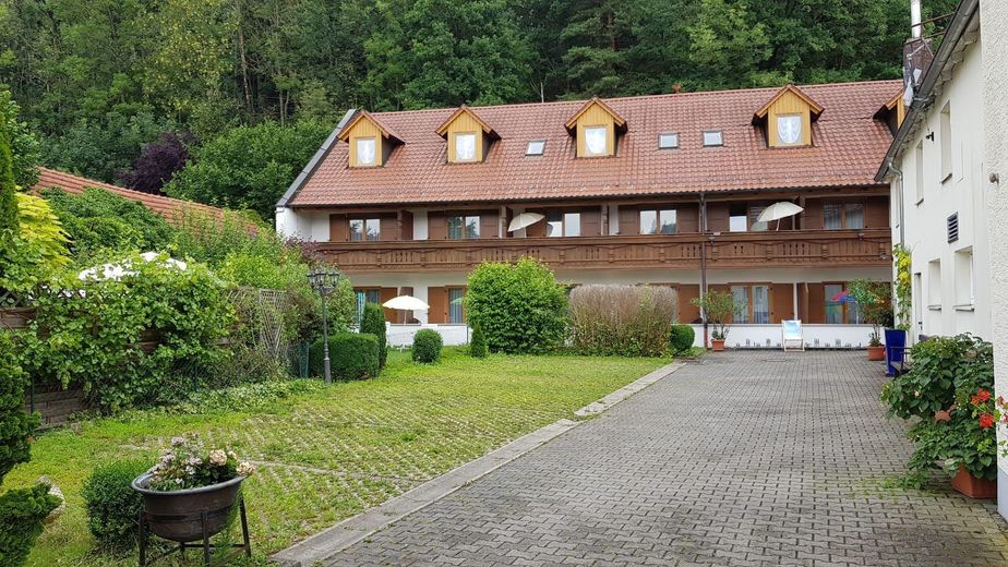 Pensión de 19 habitaciones, posada, cervecería al aire libre y vivienda del operador, conversión de «uso comercial a residencial» – Foto 7
