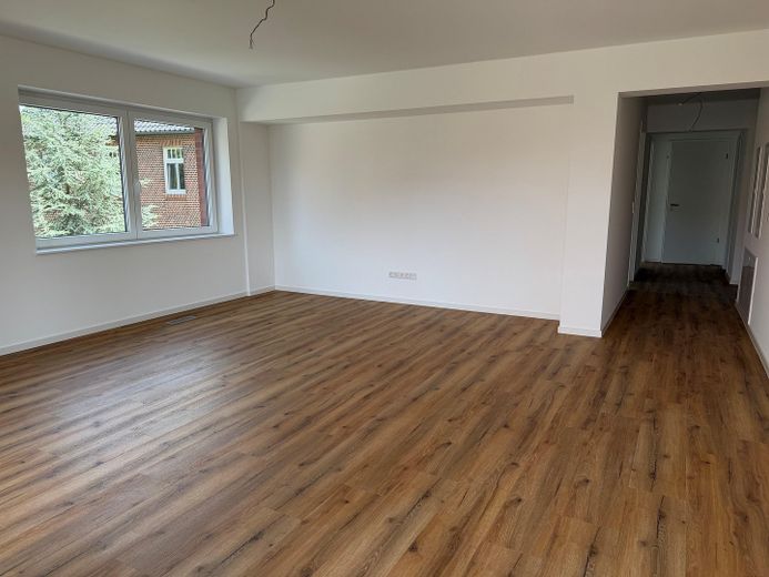 Komfortwohnen im Neubau mit Aufzug, Tiefgarage und Kühlung – Wohnzimmer 