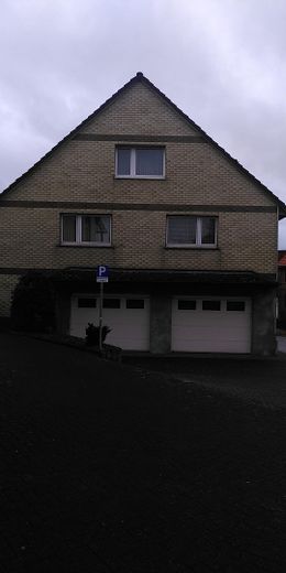 Doppel Garage und Stellplatz