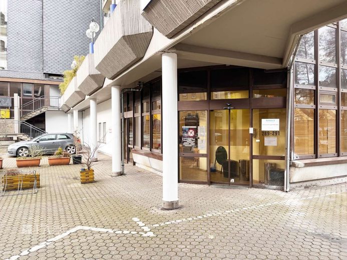 Kapitalanlage: Vermietetes Ladenlokal mit solider Rendite inkl. 4 TG-Stellplätze – Eingangsbereich
