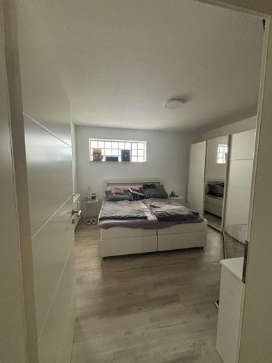 Helle 2-Zimmer-Wohnung, 75 m², kernsaniert, mit Terrasse und Garage – Schlafzimmer