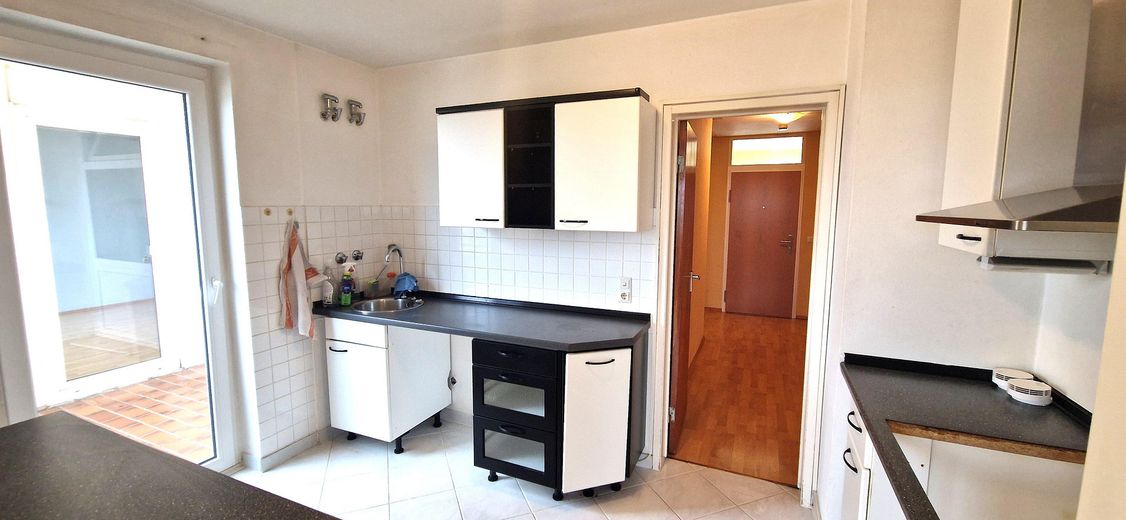 Bezugsfreie 4-Zi.-Wohnung inkl. TG-Stellplatz & Traumaussicht! – Küche mit Balkon