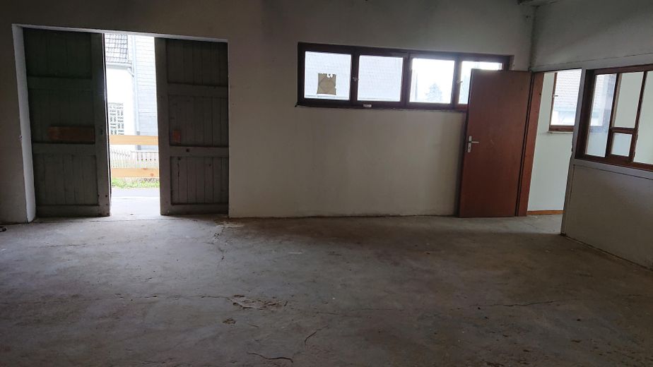 Eingangstor und Fensterseite