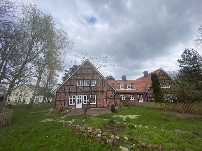 Geräumige Haushälfte auf dem Land – Garten