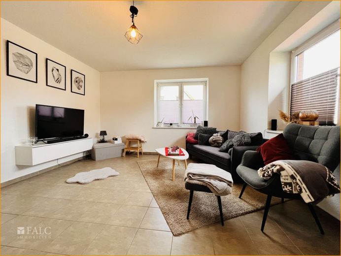 ***Zweifamilienhaus in ruhiger Ortslage*** – Wohnzimmer WE I EG