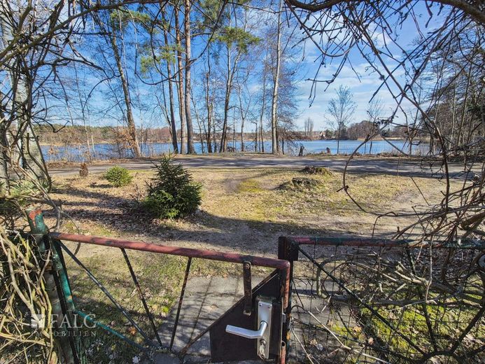 Jetzt oder Nie: Das Haus am See - FALC Immobilien – Grundstückseingang mit Seeblick