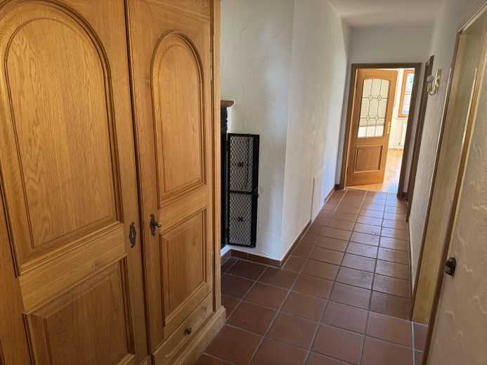 Gartenwohnung mit überdachter Terrasse und 5 Zimmern – Flur mit Schrank