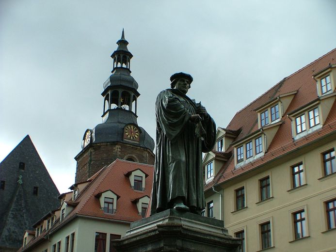 Hotel garni - Kauf oder Pacht ? Ihre Zukunft in der Hotellerie / evt. Altenpflege –  Martin Luther - Denkmal 