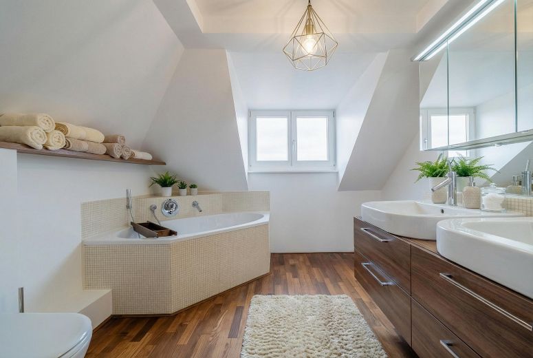 Moderne Dachterrassen-Maisonette-Wohnung mit denkmalgeschütztem Altbauflair – Masterbad