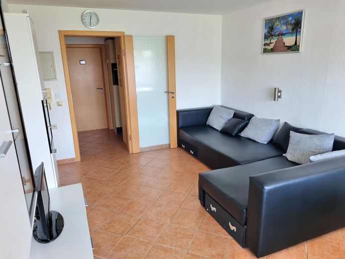 Hohe Mietrendite oder sofort selber einziehen! Exklusive sonnige 2-Zi-Wohnung mit Balkon in Weiler – Wohnzimmer