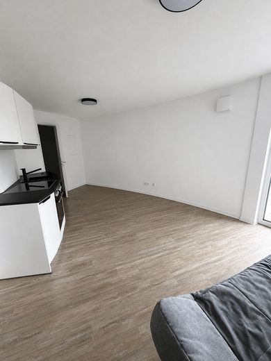Apartament z balkonem w zabytkowym bunkrze przeciwlotniczym – Zdjęcie 3