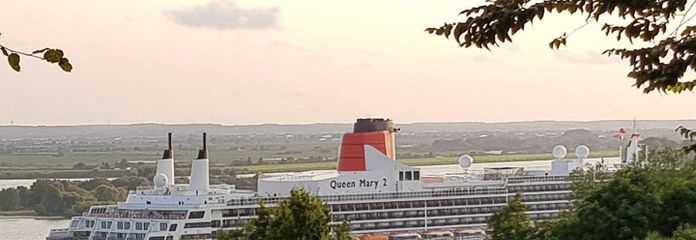 Wohnen, wo Hamburg zur Elbe hinabsteigt – Blick auf die Elbe
