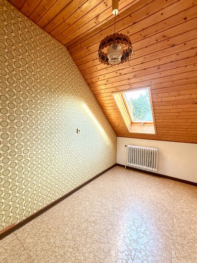 Vielseitiges Wohn- und Gewerbeobjekt mit Hallen & Werkstatt in naturnaher Lage – Zimmer 2 DG KI generiert