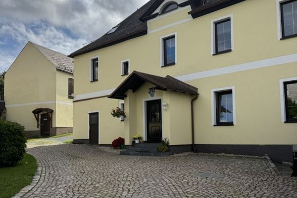Casa bifamiliar con mucho espacio para hacer realidad sus proyectos