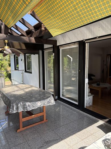 Balkon-Blick ins Wohnzimmer.