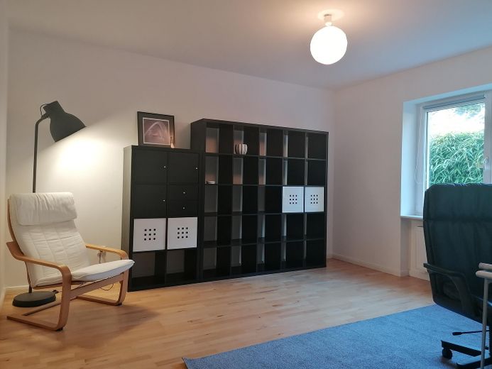Großzügiges, helles Haus in ruhiger Wohnstraße (30km-Zone) in Pinneberg-Waldenau. – Büro-EG