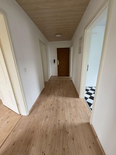 Attraente appartamento di 3 locali appena ristrutturato in un condominio ben tenuto – Einladender Flur