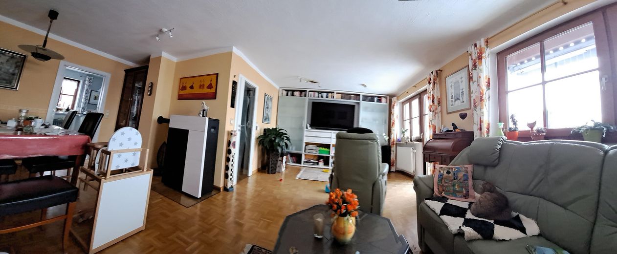Spaziosa casa a schiera di testa, ammodernata con materiali di alta qualità, parzialmente arredata – WoZi UG