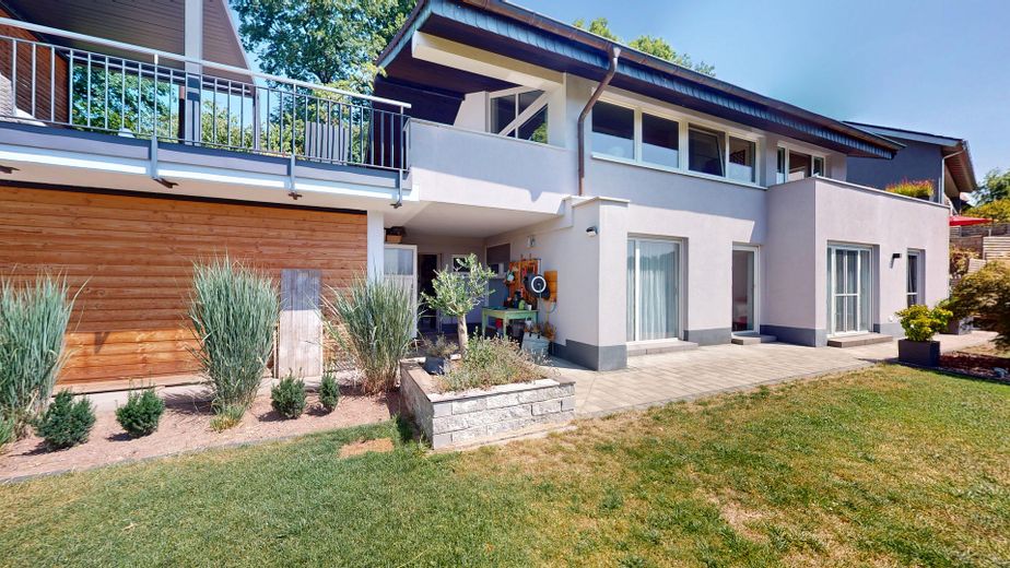 Modernisiertes Einfamilienhaus mit Charakter – Hanglage, Garten und viel Platz in Mömbris – Außenansicht