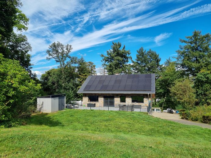 Landhaus mit zusätzliches Einfamilienhaus und großer Garage in Alleinlage im Wald – Hinteransicht Haus mit Terrass