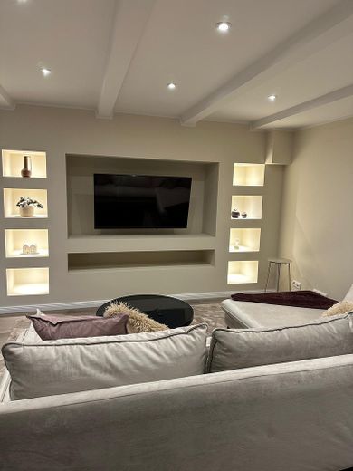 Fully furnished 3-room KfW apartment with kitchen & balcony in a prime location in Wiesbaden Mitte – Wohnwand