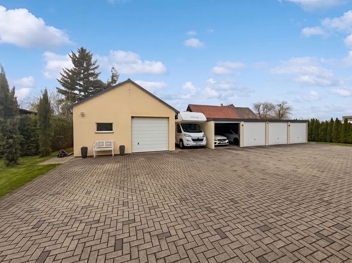 Einfamilienhaus mit großem Grundstück, Wintergarten, Hot Tub und fünf Garagen in Zwenkau – Garagen und Stellplätze