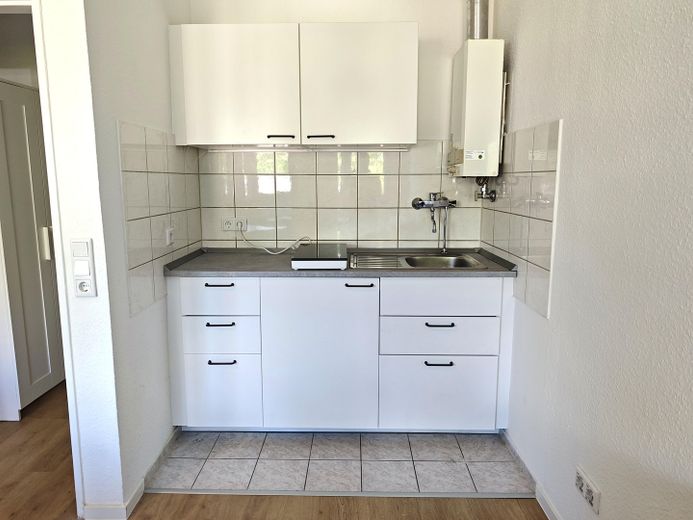 Disponibile da subito: appartamento ristrutturato e arredato di 1 locale con balcone in una posizione privilegiata di Mannheim – Neue Einbauküche