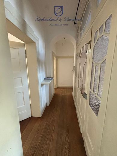 Gepflegte 4-ZKB Altbauwohnung mit Balkon im Regierungsviertel – Diele