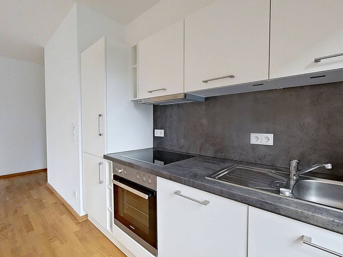 Confort residencial de categoría en una ubicación tranquila: Amplio piso nuevo de 3 habitaciones con terraza soleada y cocina equipada – Küche