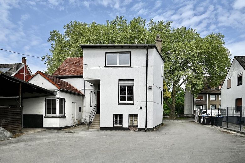 Dreifamilienhaus hinten