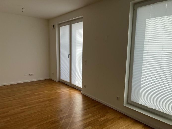 Exklusive neuwertige 3-Zimmer-Wohnung mit schönem Balkon von PRIVAT! – Plissees im Wohnbereich
