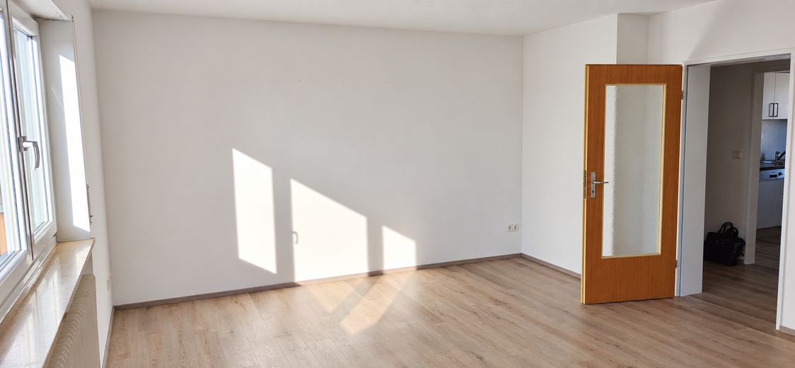 Helle Wohnung mit großzügigem Wohnbereich, Einbauküche, Balkon und eigener Garage – Foto 17