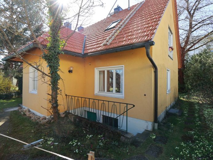 Hausansicht -Treppe zum Keller