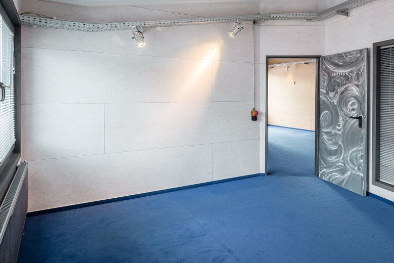 Einzigartig im Umkreis: 278m² Design-Loft-Halle + 100m² Büro-Obergeschoss, genehmigt als Wohnraum – Obergeschoss