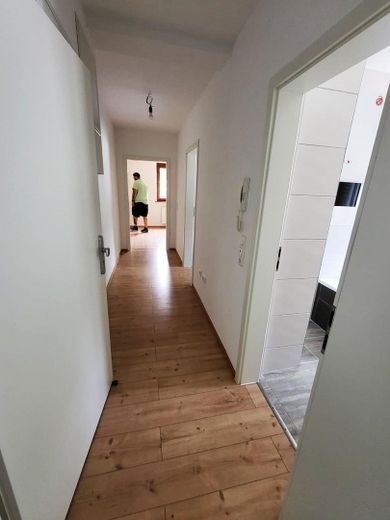 Renovierte 2-Zimmer-Wohnung in Augsburg-Lechhausen – Flur - Bad, Küche, WZ + Sch. 