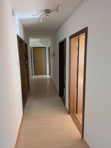 Schöne 4 Zimmer Wohnung mit Balkon und Garten – Flur
