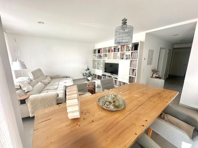 Moderno piso de 3 habitaciones en planta baja con jardín, eficiencia energética A+ – Wohnbereich