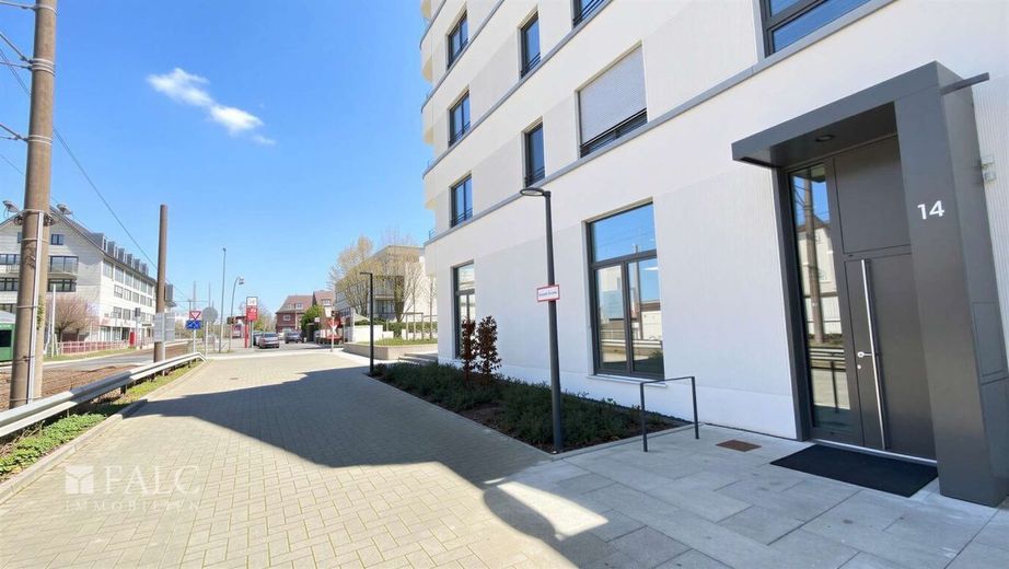 Exklusives Gewerbeobjekt im Waldviertel Köln-Rodenkirchen — Neubau mit Prestige – Hauseingang