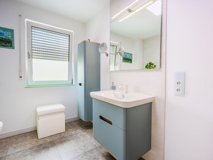 Südstadtpark'ta Ev – bahçeli ve çatı teraslı modern sıra ev – Badezimmer 1. OG