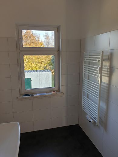 Bad mit Dusche und Fenster